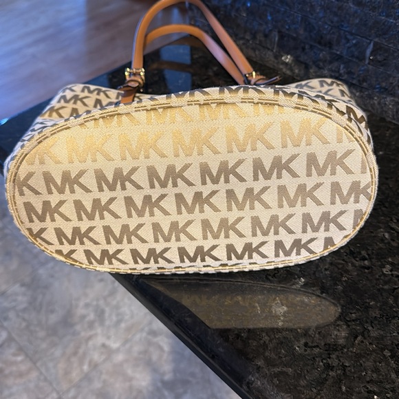 Michae Kors beige/gold purse. Never used! - Picture 3 of 3